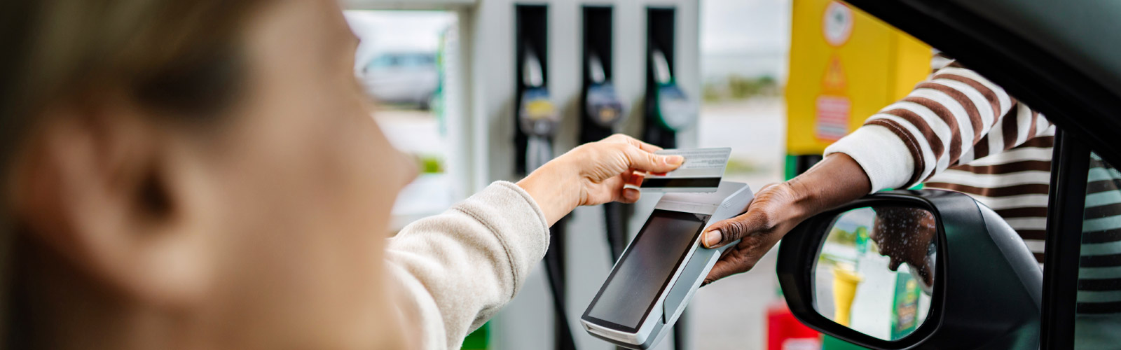 Top rated fuel payment cards and fuel expense cards for commercial fleet businesses with maximum savings and rebates